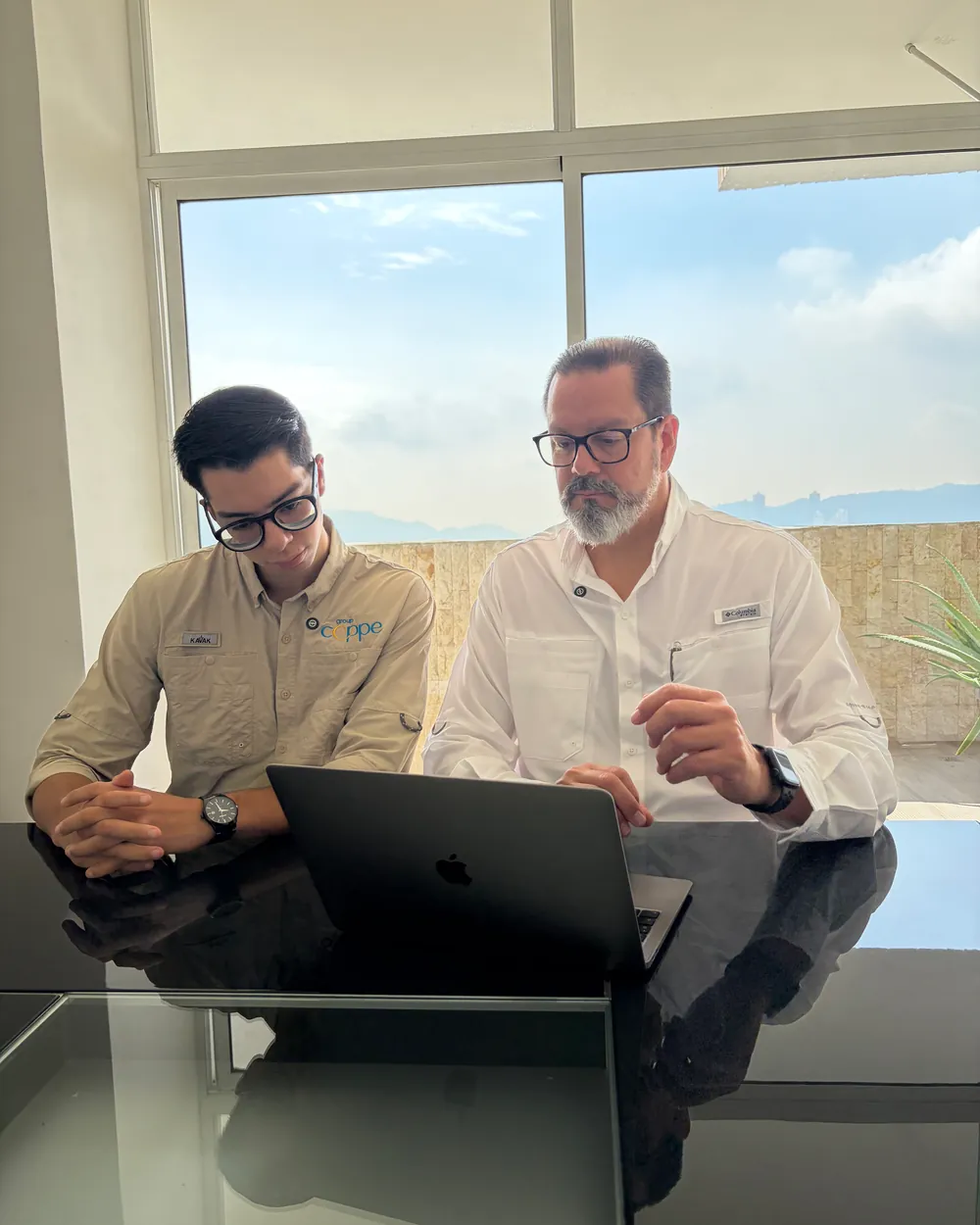 Luis y William Rodríguez trabajando en una campaña de CEPPE Media